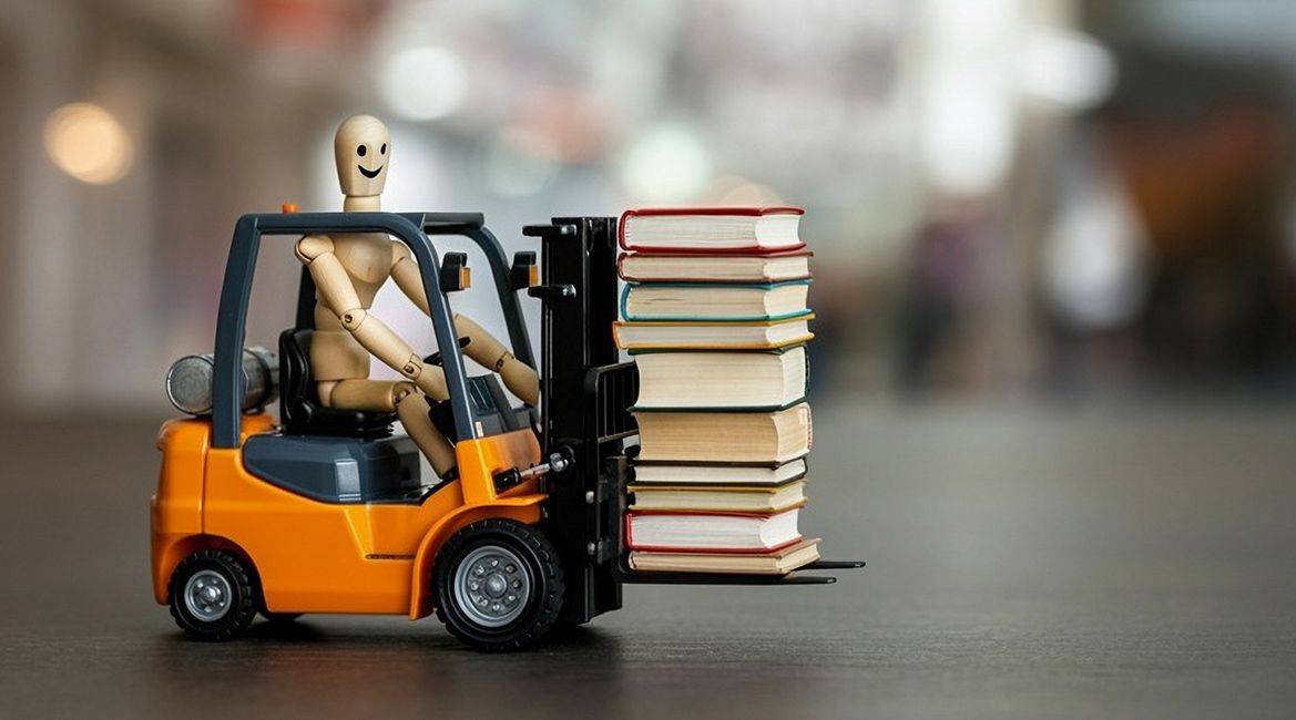 Holzpuppe transportiert einen Stapel Bücher mit dem Gabelstapler, erstellt mit KI nach Idee von Rolf Barkhorn