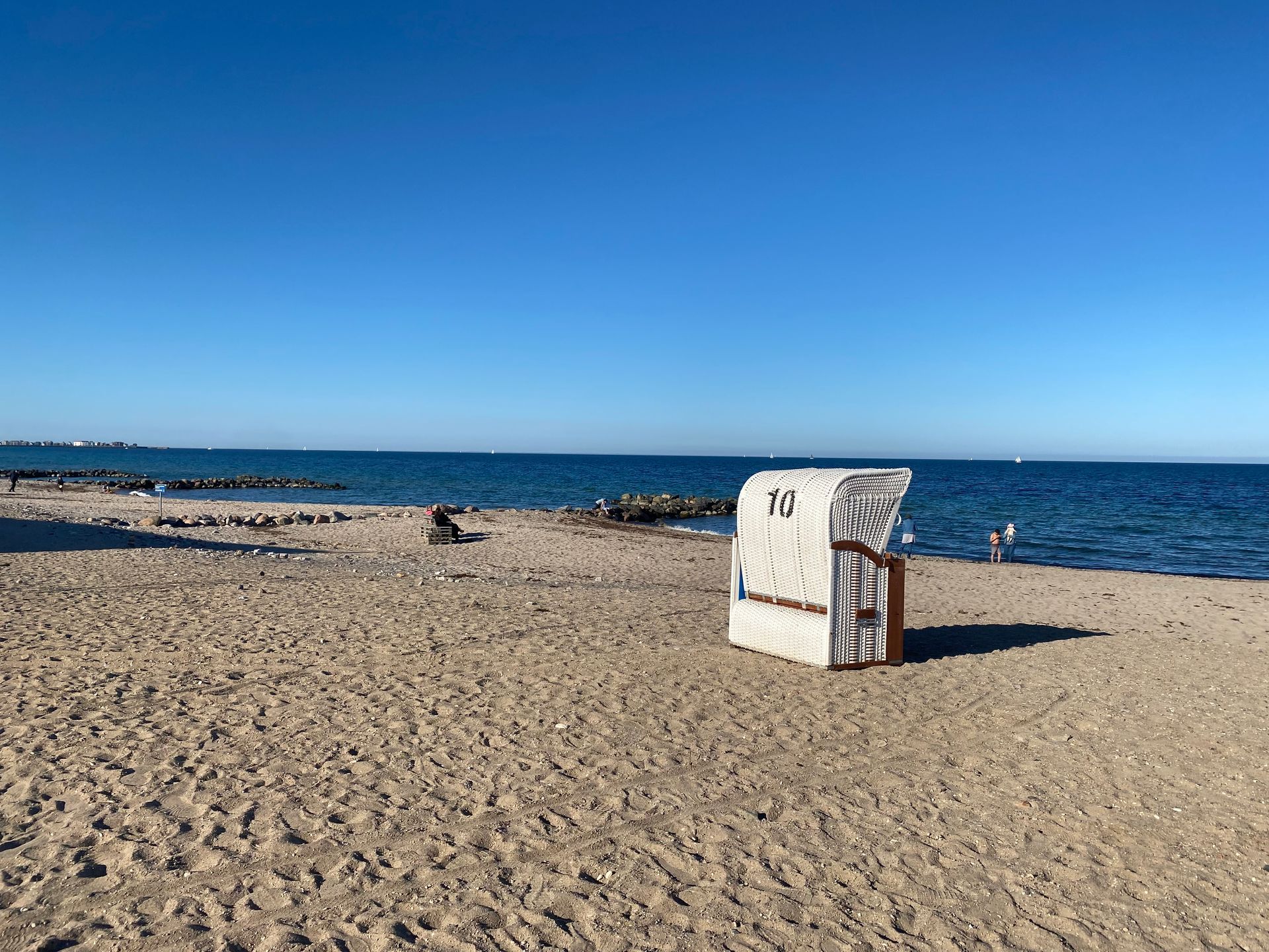 Strandkorb mit der Nummer 10 in erster Reihe am Sandstrand