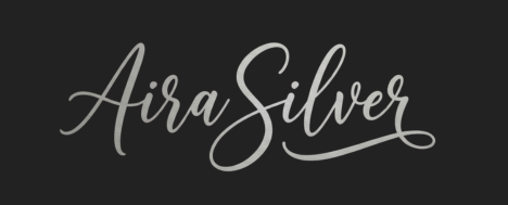 „Aira Silver“-Schriftzug in silberner Schrift auf schwarzem Hintergrund.