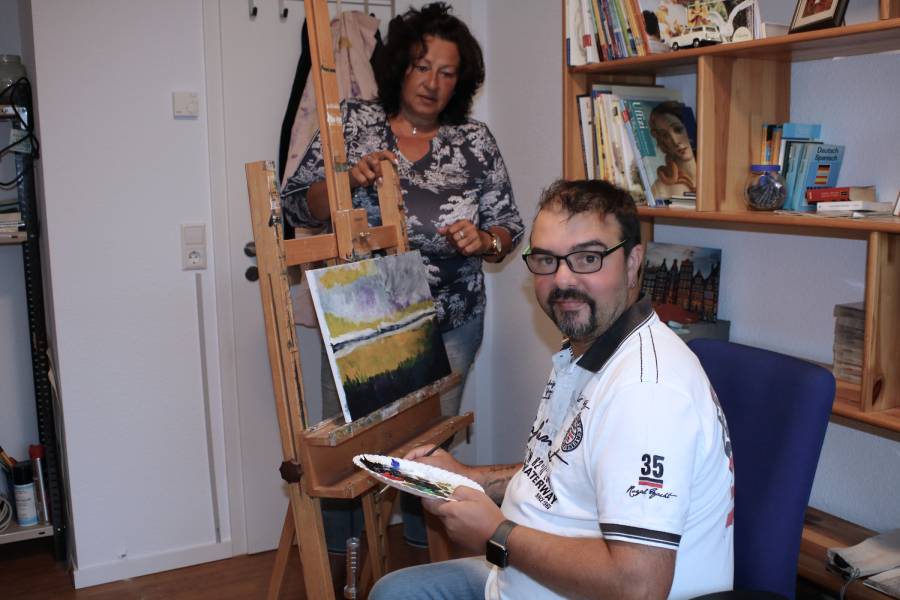 Ilona Schulz mit einem Patienten beim Malen