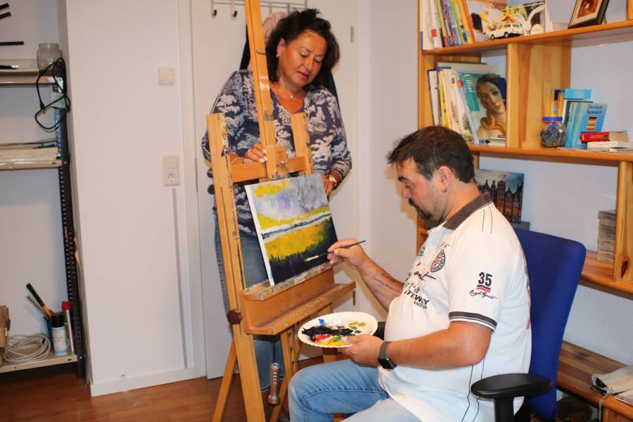 Ilona Schulz mit einem Patienten beim Malen