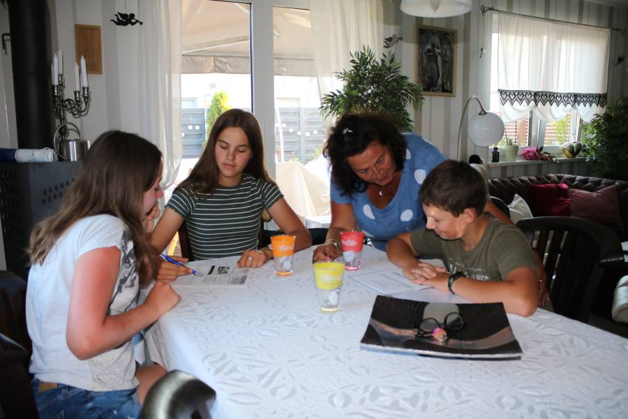 Ilona Schulz mit Kindern am Tisch