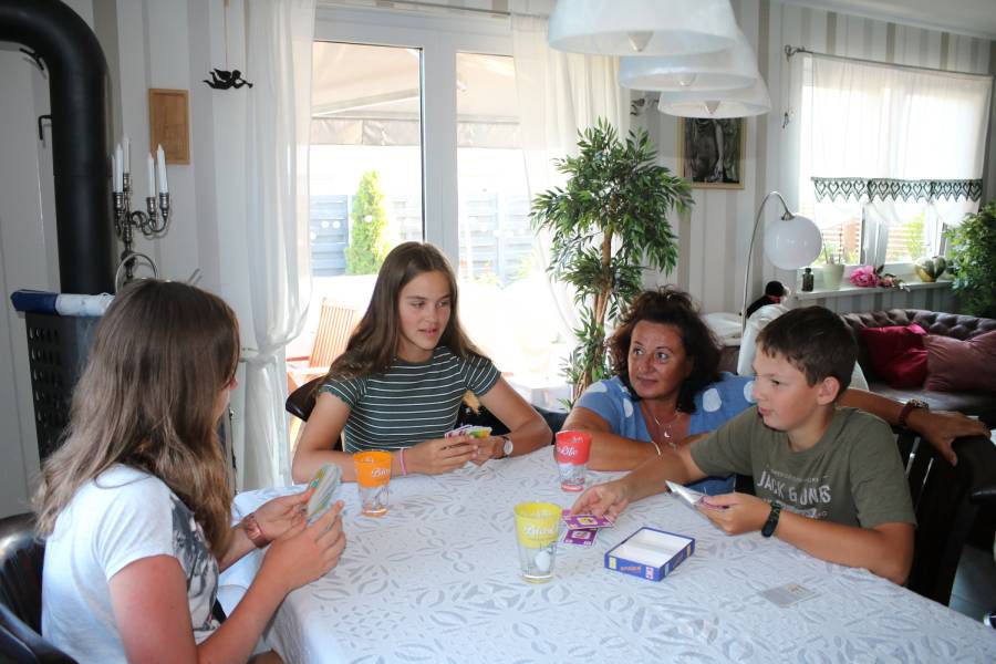 Ilona Schulz mit Kindern am Tisch