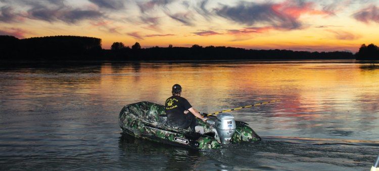 Angelboot Drake 320 in der Dämmerung mit Ruwen Koring