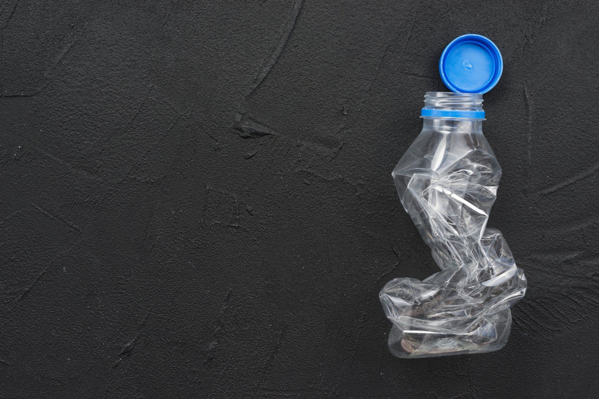 Бутылка снизу. Пластиковая бутылка. Смятые пластиковые бутылки. Пустая пластиковая бутылка. Пластиковые бу.