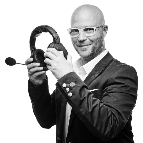 Audiograf INGO STOLL im Profil mit Headset in der Hand