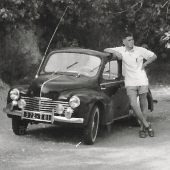 Der junge Eberhard Schwarz lehnt am Citroen Oldtimer, Foto aus den 1950er Jahren