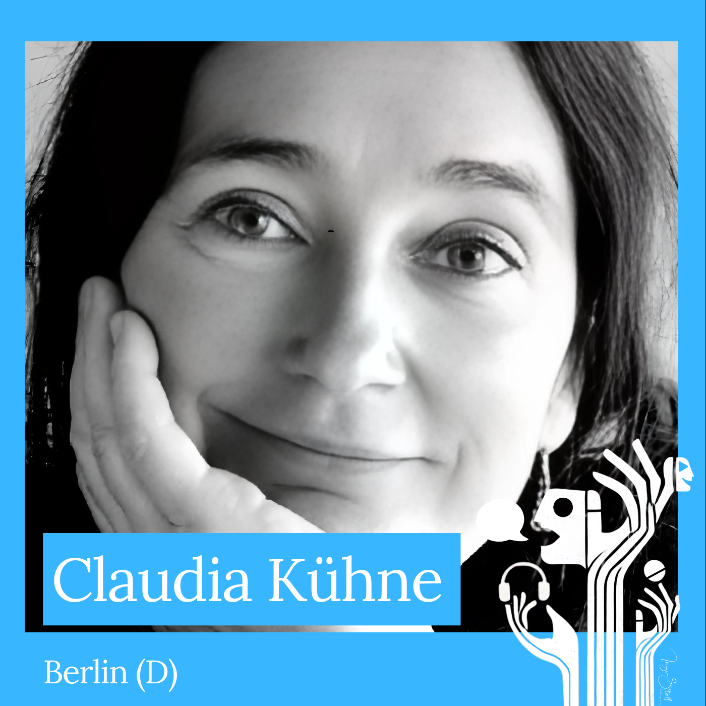 Auf dem Bild ist die Audiografin Claudia Kühne im Portrait zu sehen. Ein schwarz-weiß Bild, auf dem sie den Kopf auf die Hand gestützt hält. Und das ganze ist mit einem hellblauen Rahmen und dem Logo der Akademie für Audiografie versehen.
