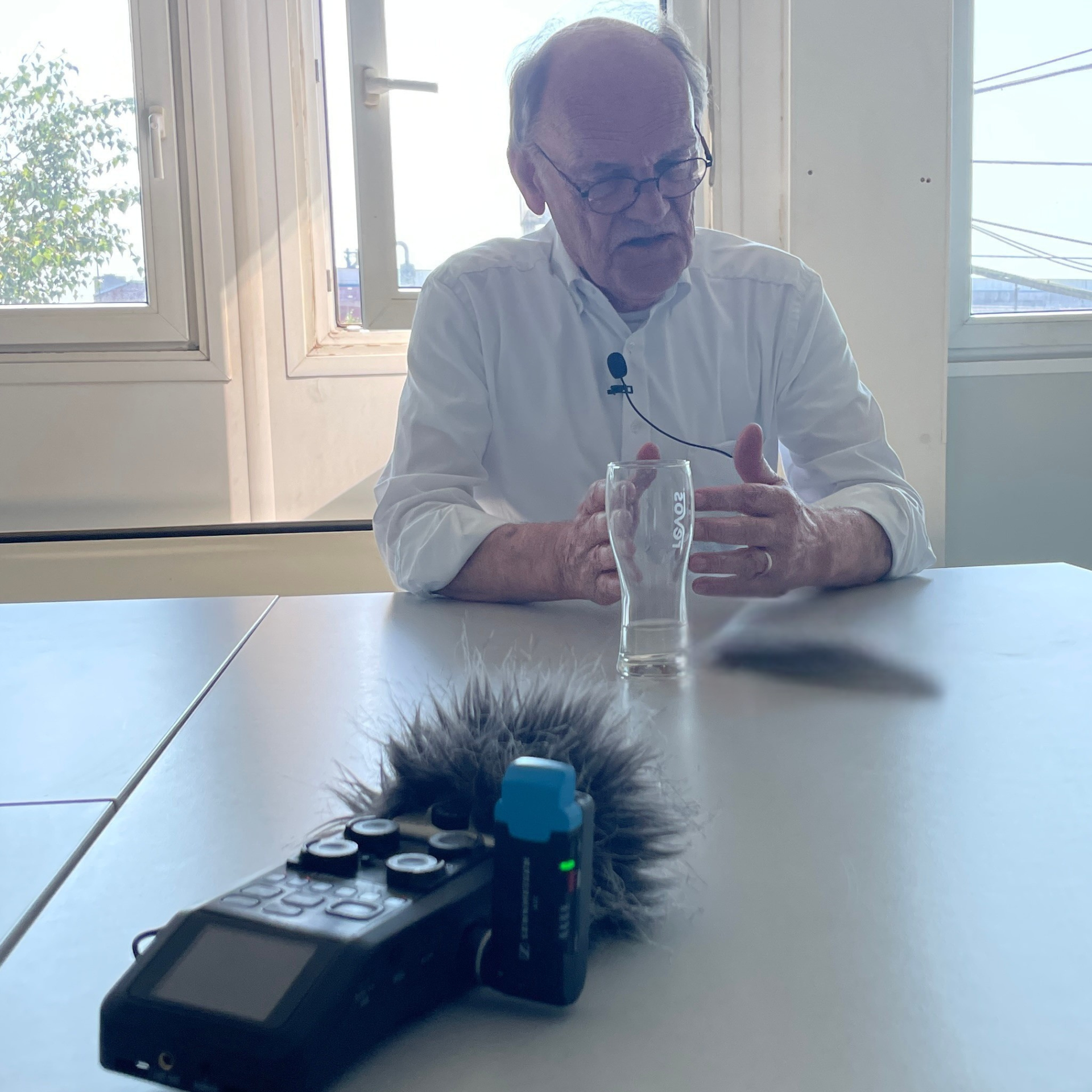 Uwe Paris erzählt am Besprechungstisch eines ehemaligen Meetingraumes in Bremen