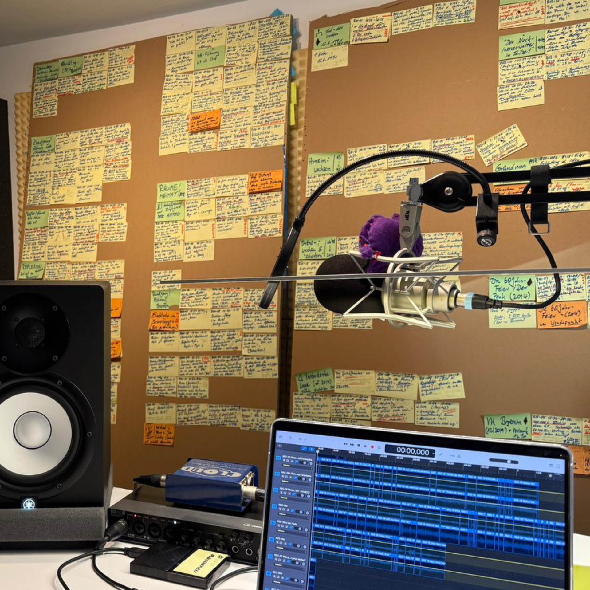 Im audiografischen Studio: Laptop mit Schnittprogramm und Sortierung der Inhalte auf Pappwänden