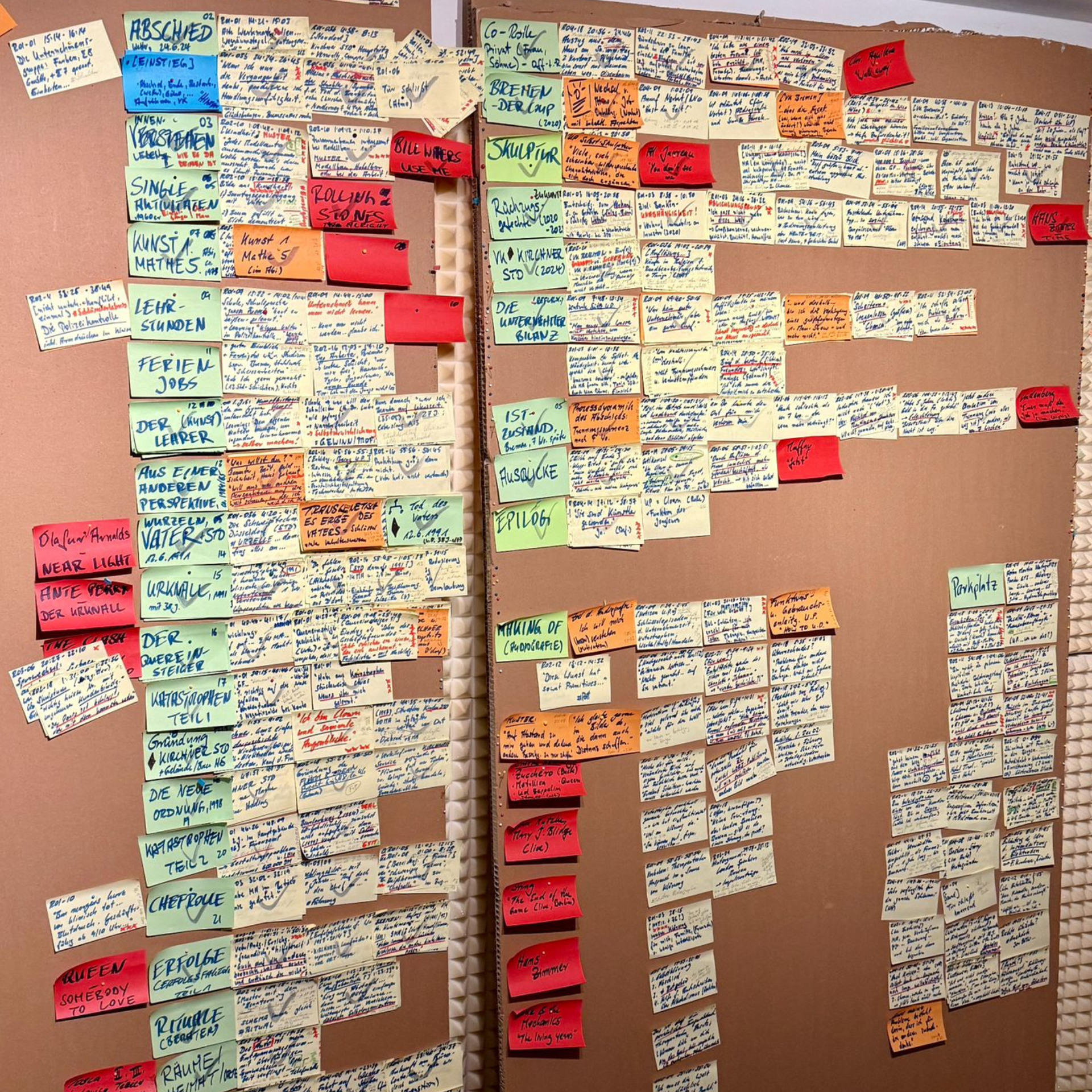 Im audiografischen Studio: Laptop mit Schnittprogramm und Sortierung der Inhalte auf Pappwänden