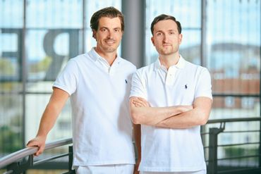 Im Zahnforum Regensburg wird höchster Wert auf ästhetische Zahnersatzlösungen gelegt.   Die Implantologie-Spezialisten Dr. Philipp Bosse und Dr. Pierre Flora und ihr Praxisteam sind spezialisiert auf Sofortversorgungen.