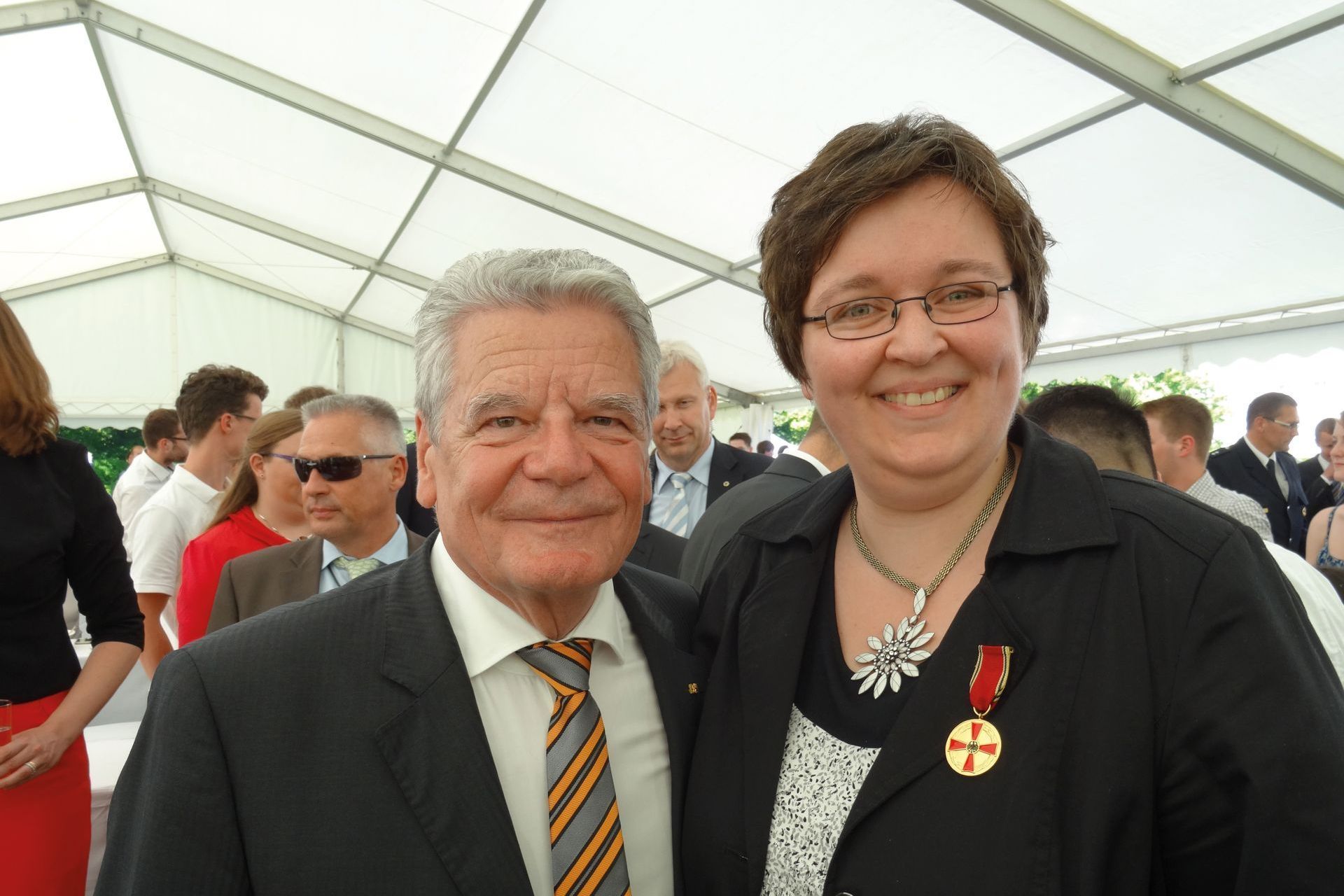 Eine tolle Idee! Fand auch Joachim Gauck, der damalige Bundespräsident, und überreichte Nadine Guggenberger im Schloss Bellevue die Bundesverdienstmedaille.