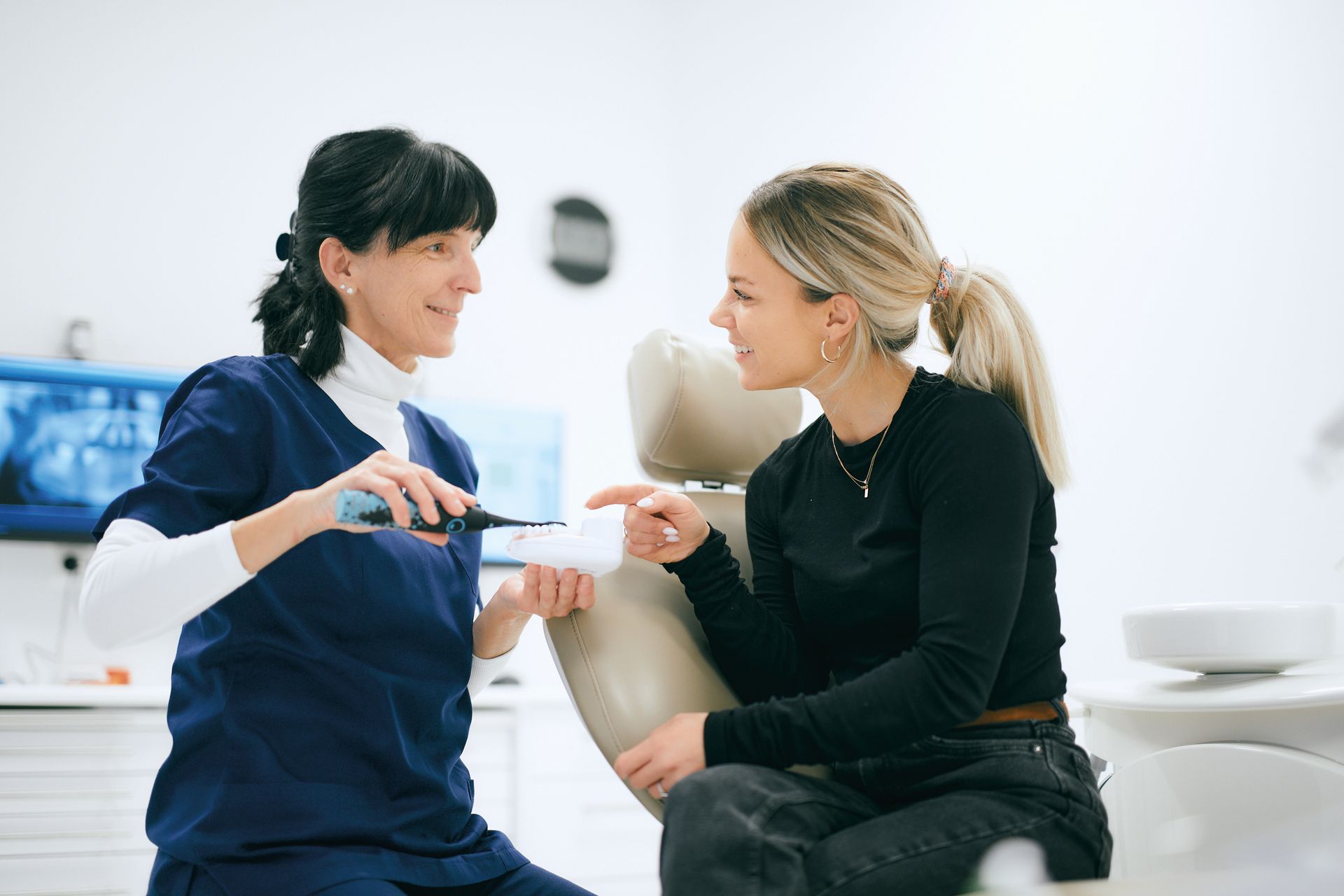 (C) Zahnforum Regensburg Für manchen Patienten birgt die
professionelle Aufklärung zur modernen Zahnhygiene ganz neue Gesichtspunkte.