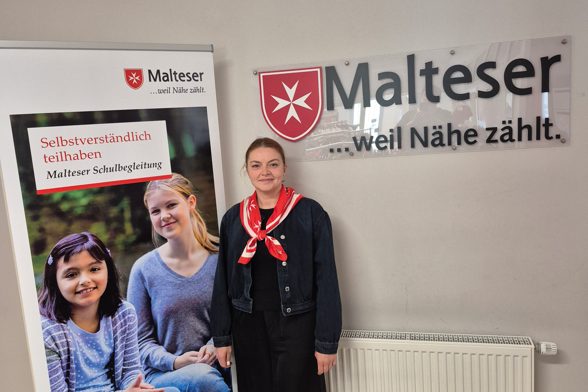 Kein Zweifel. Die Kinder in geschulte und sichere Hände geben zu können bedeutet für berufstätige Eltern eine ganz wertvolle Entlastung. Aber welche finanzielle Unterstützung bekommt man, und von wem? Diese Fragen sollte man am besten denjenigen stellen, die sich damit auskennen. Linda Babenko ist bei den Maltesern in Cham gerne persönlich für Ihre Fragen da. Mit so einem Fachgespräch spart man letztlich viel Zeit, von der Antragstellung bis zur Entscheidung der staatlichen Kostenübernahme.
