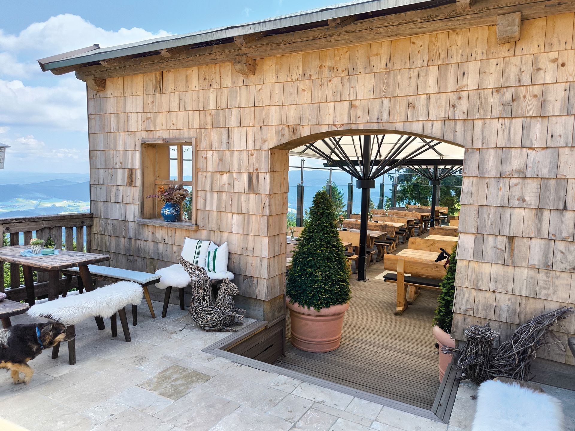 Berghaus Schönblick - Direkt an die Terrasse ist der Buffet-Raum angebaut. Hier  nimmt man Feines und genießt dann in der Sonne. 