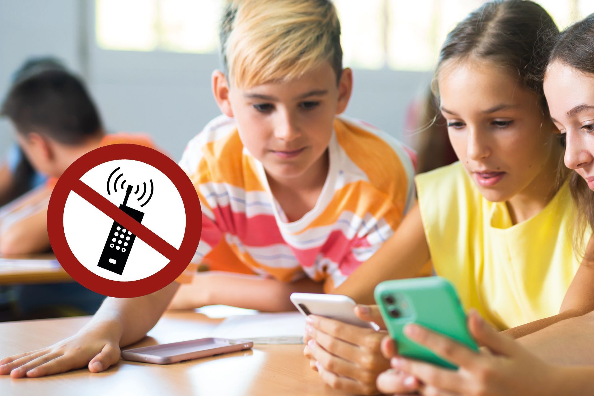 (C) JackF - stock.adobe.com Smartphone an Schulen
