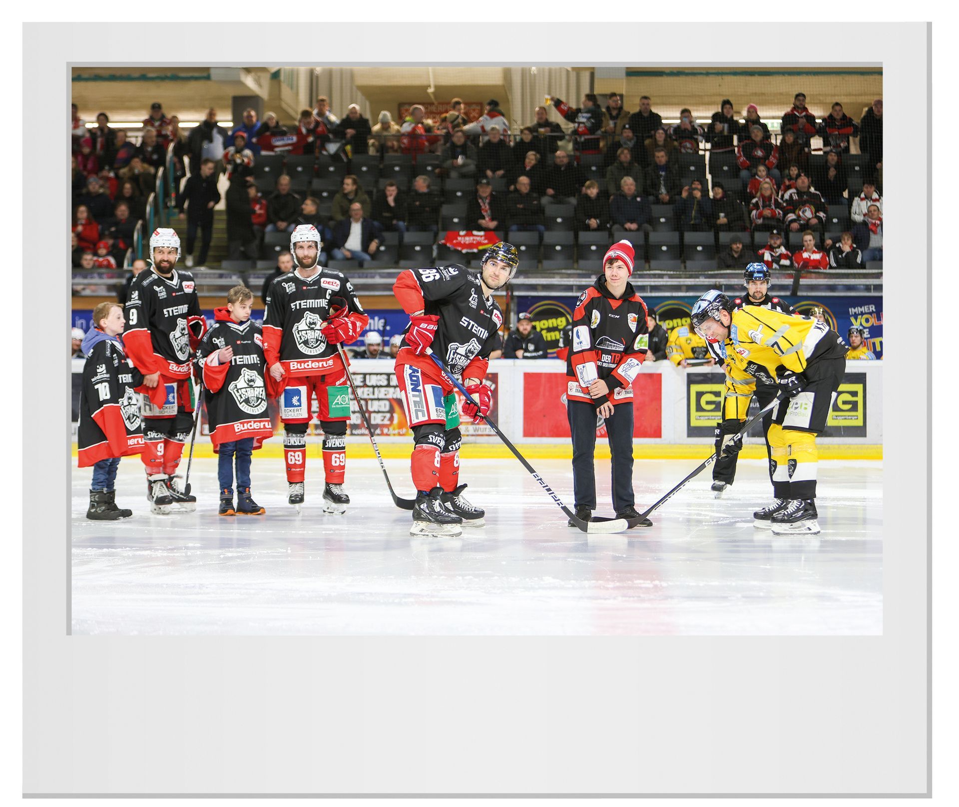 F*ck Cancer Spieltag bei den Eisbären Regensburg. Zwei ‚Traumzeit Kinder‘ bekamen einen Spielervertrag für 1 Tag. Ein drittes Kind durfte den Eröffnungsbully werfen.