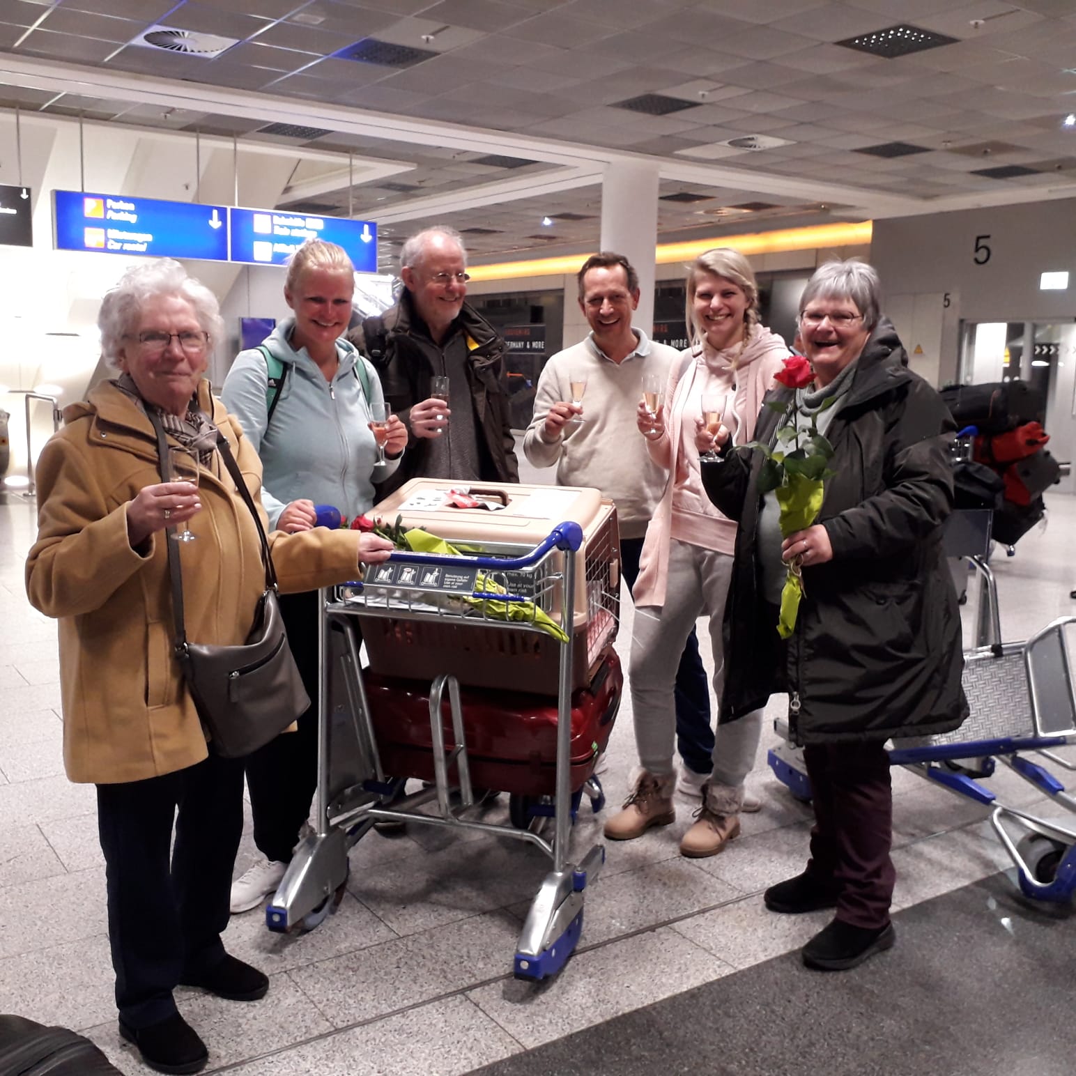Gruppe zur Begrüßung am Flughafen