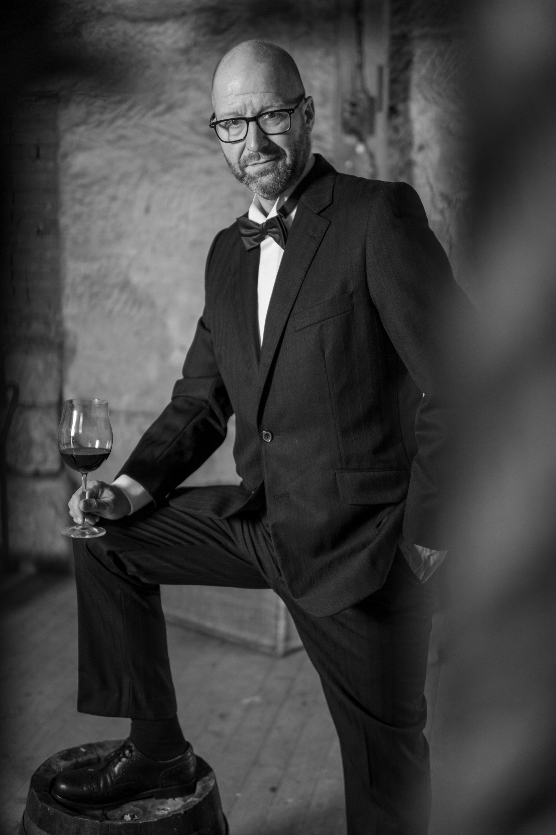 Scheune; Scheunenschooting; Portrait; Anzug; Wein; Weinglas;