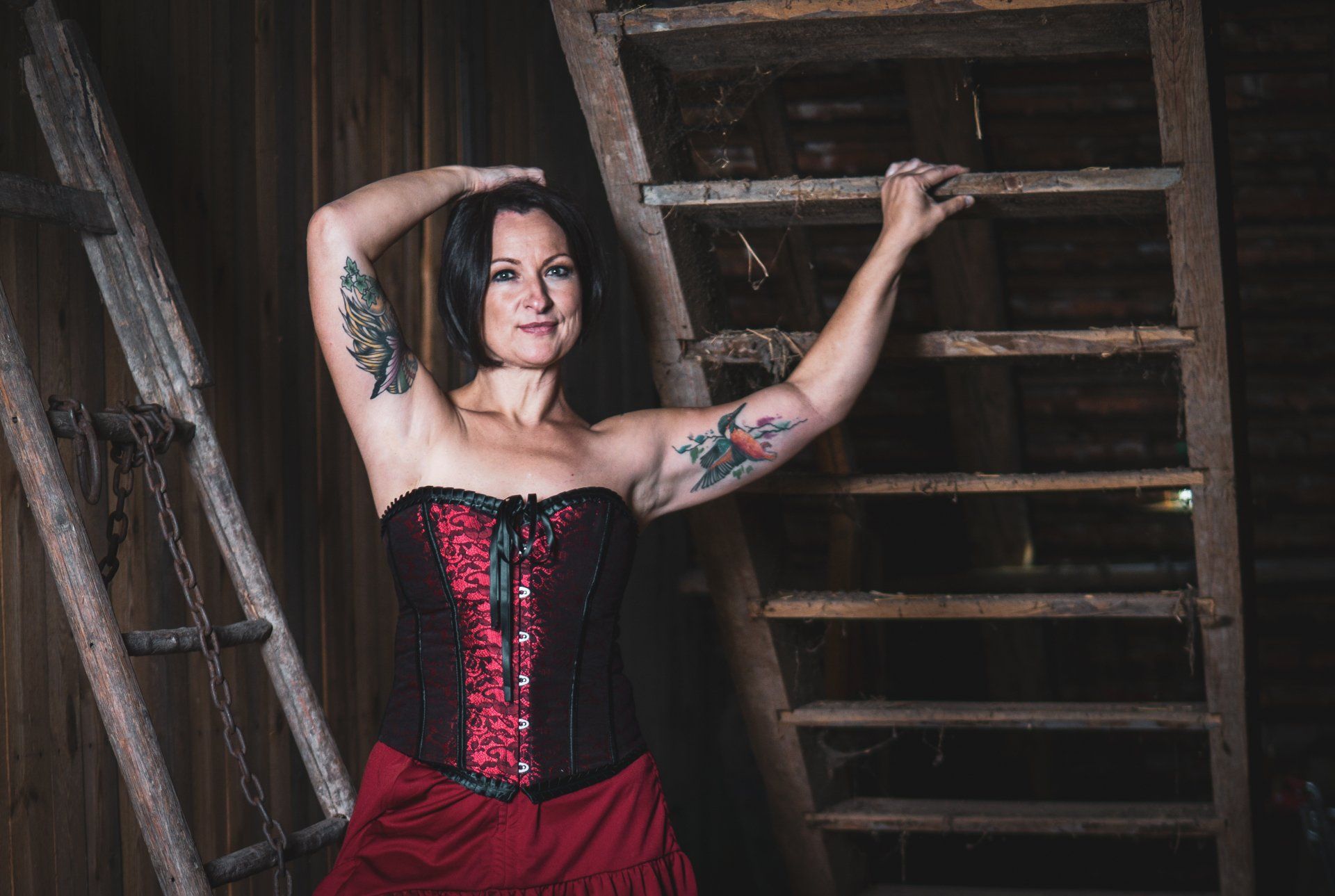 Scheune; Ketten; Korsett; Gothic; Scheunenschooting; Tattoo;