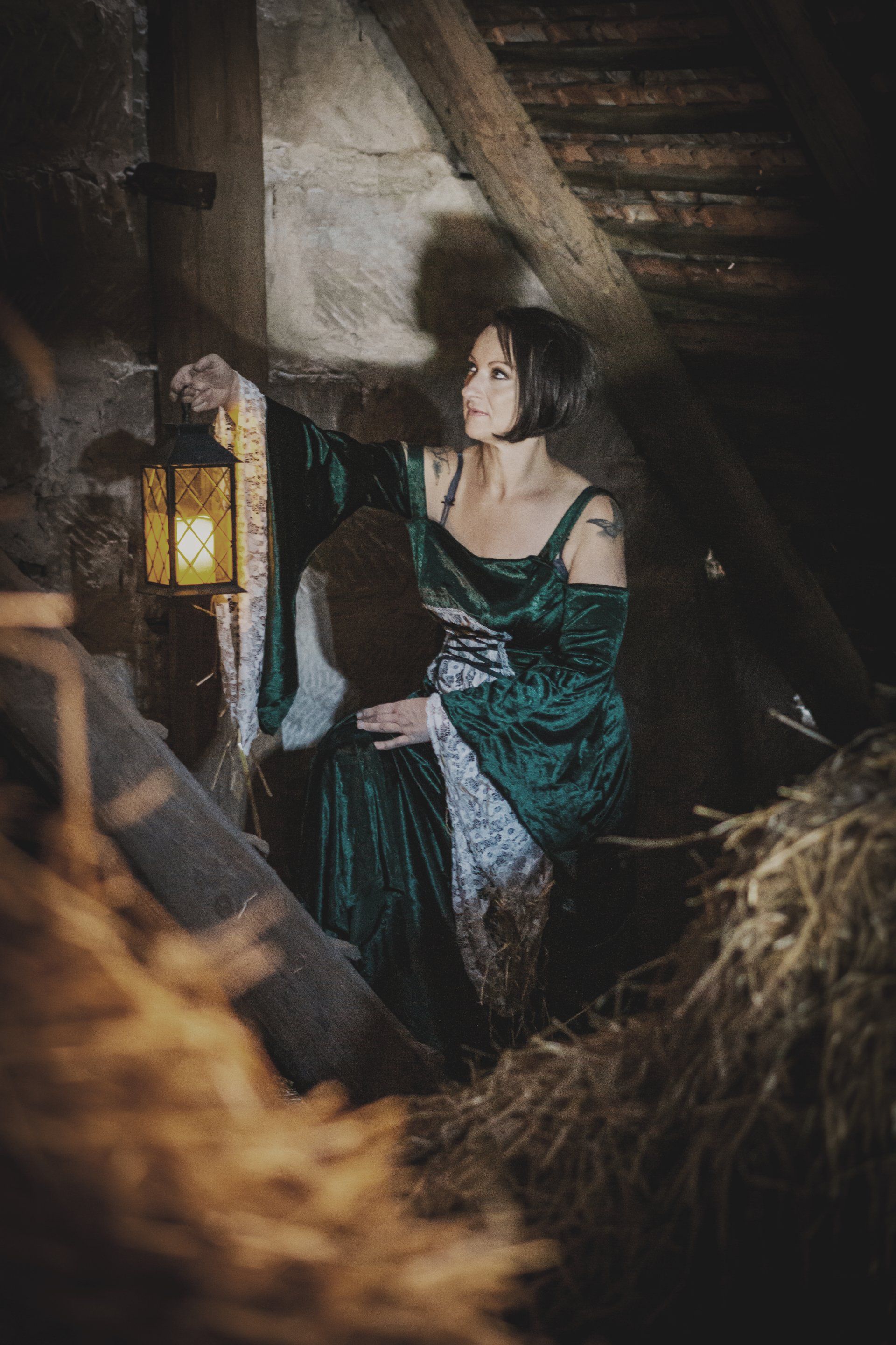 Stroh; Strohshooting; Mittelalter; Kleid; Maid; Scheunenschooting; Scheune;
