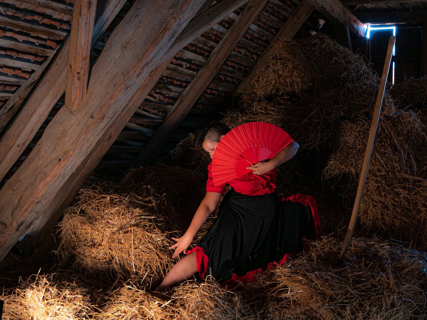 Stroh; Strohshooting; Flamenca; Flamenco; Scheune; Fächer;