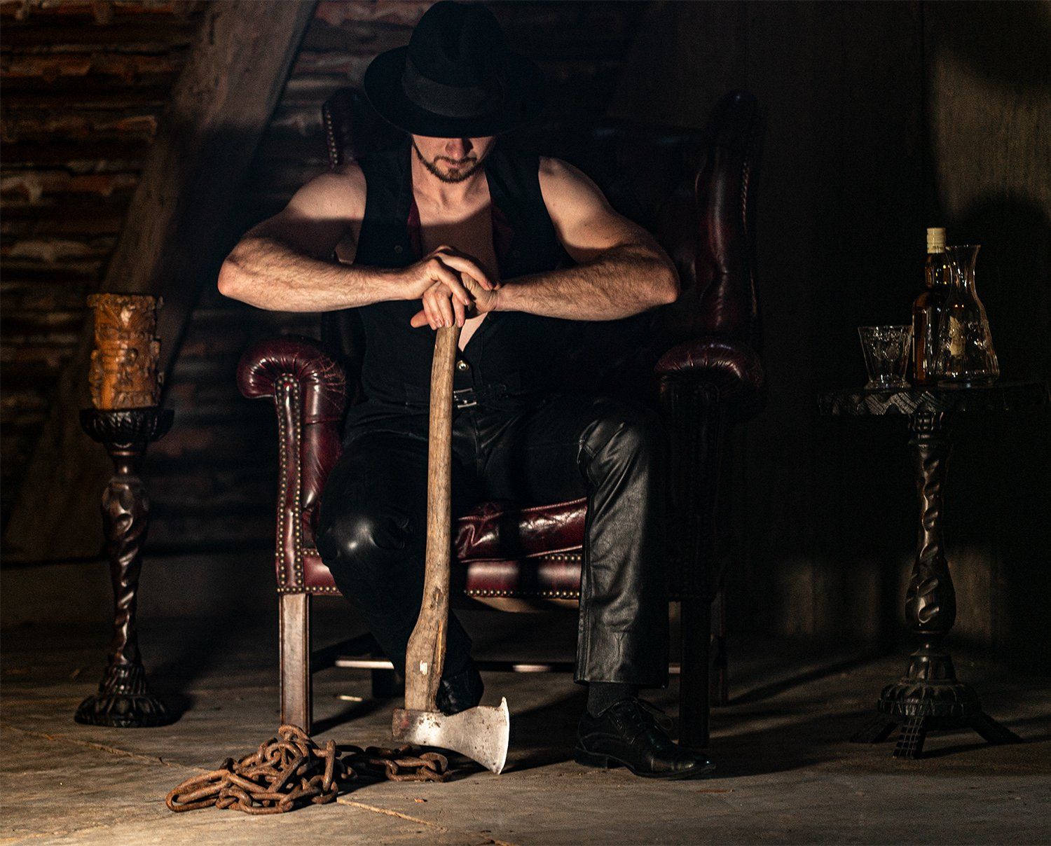 Stroh; Strohshooting; ; Scheune; Axt; Herrensessel;