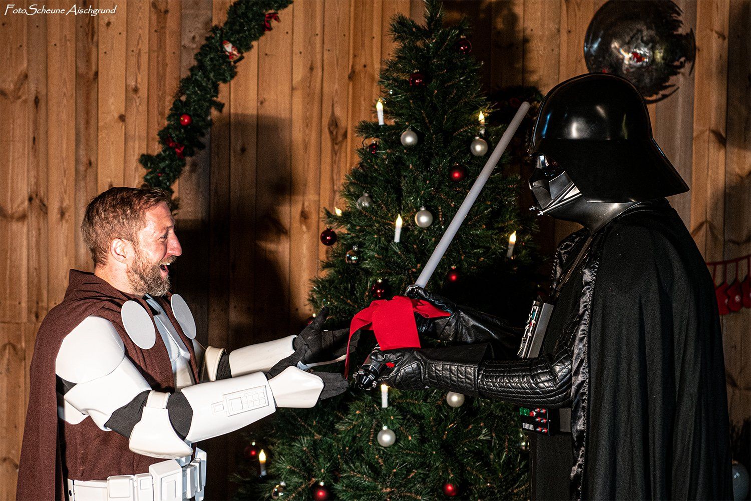 Star Wars; Weihnachten; xmas; christmas; Scheune; Scheunenshooting; Geschenke; presents; wichteln; Lichtschwert;