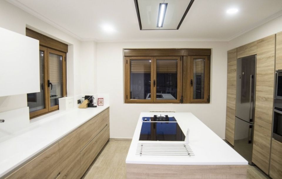 COCINAS, ¿ISLA O BARRA? DECIDE EN FUNCIÓN DEL ESPACIO Y DE TUS HÁBITOS