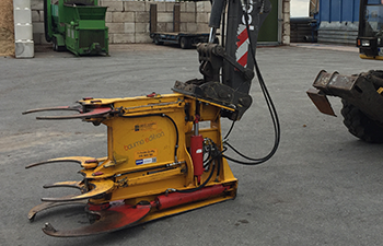 Anbaumaschine an Bagger zum greifen von Holzstämmen