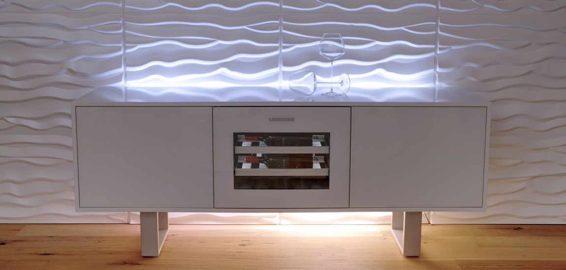 exklusiver Weinklimaschrank als Sideboard verarbeitet, mit einem 1-Zonen Weintemperierschrank vonLiebherr, mit Glasfronten, Farbe und Größe wird  auf Wunsch gefertigt, So ist ihr Wein immer Griffbereit in Ihrer Nähe