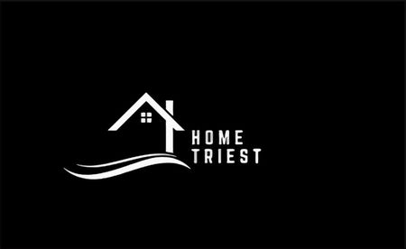 Weißes HOME TRI EST-Logo mit Hausdach und fließenden Wellenlinien auf schwarzem Hintergrund