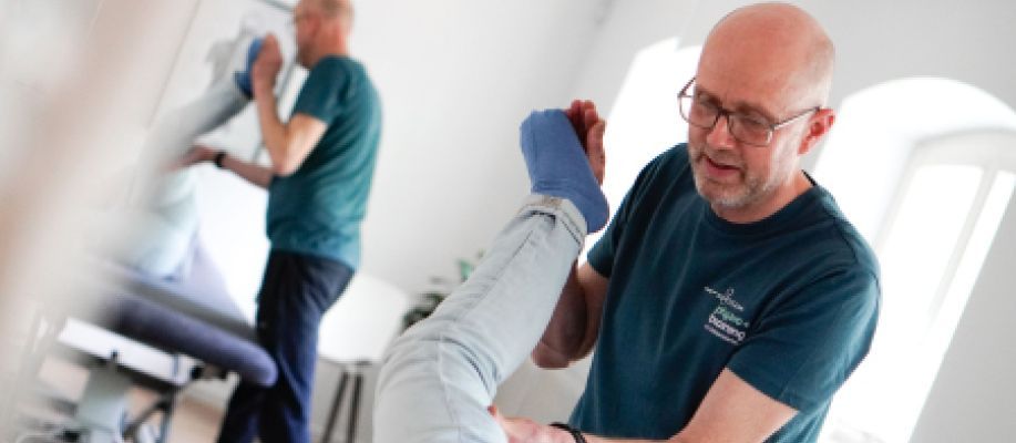 Physiotherapeut behandelt Patienten