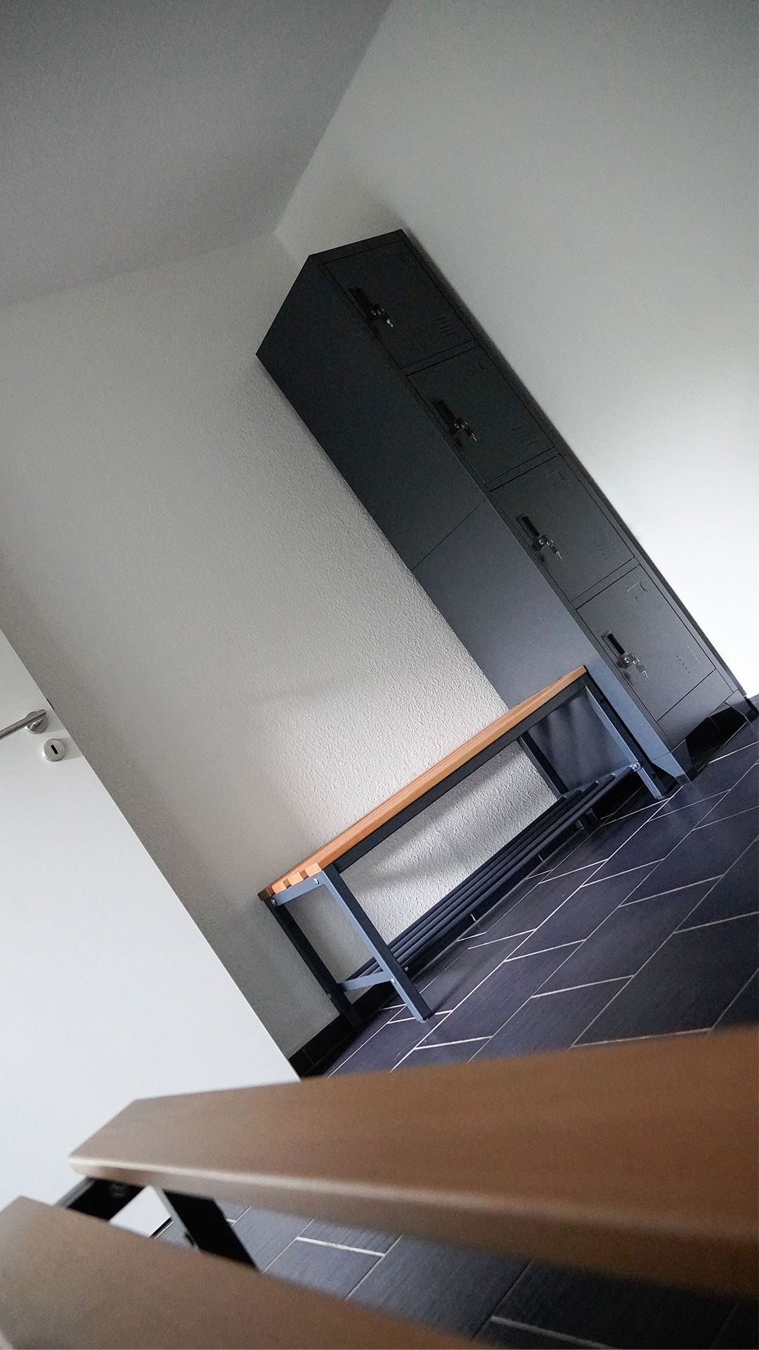 Umkleiden mit Schließfächern und Bänken im Gym