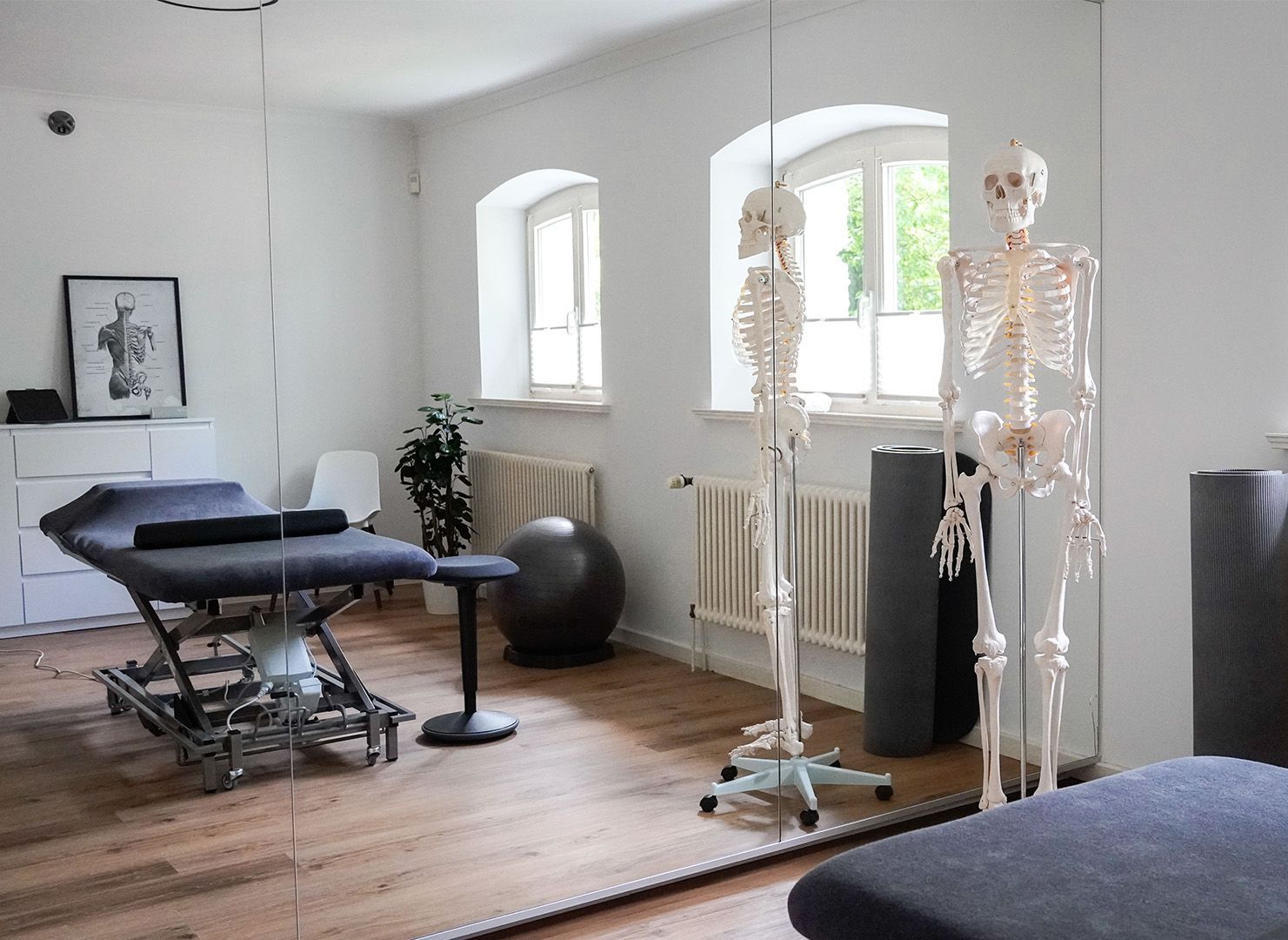 Physiotherapieraum mit Liege und Skelett