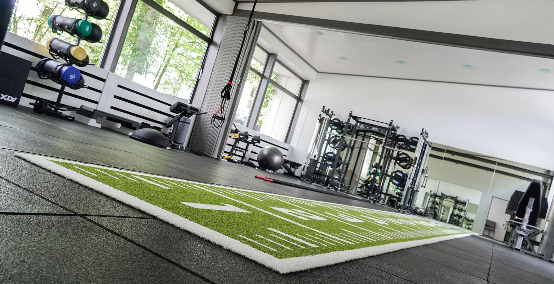 Gym mit Geräten für Personal Training