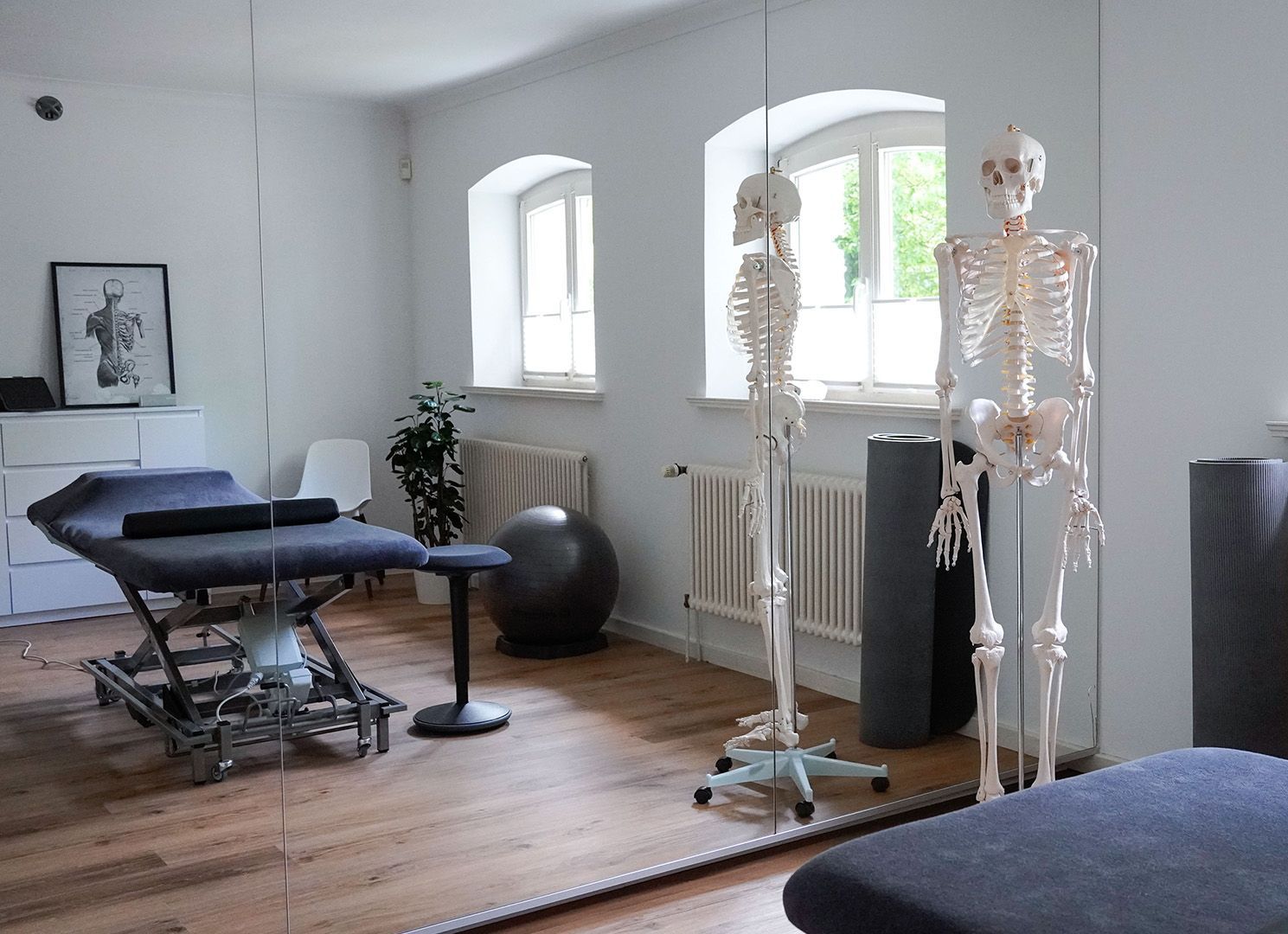 Physiotherapie Dobbenviertel in Oldenburg Raum mit Skelett und Liege