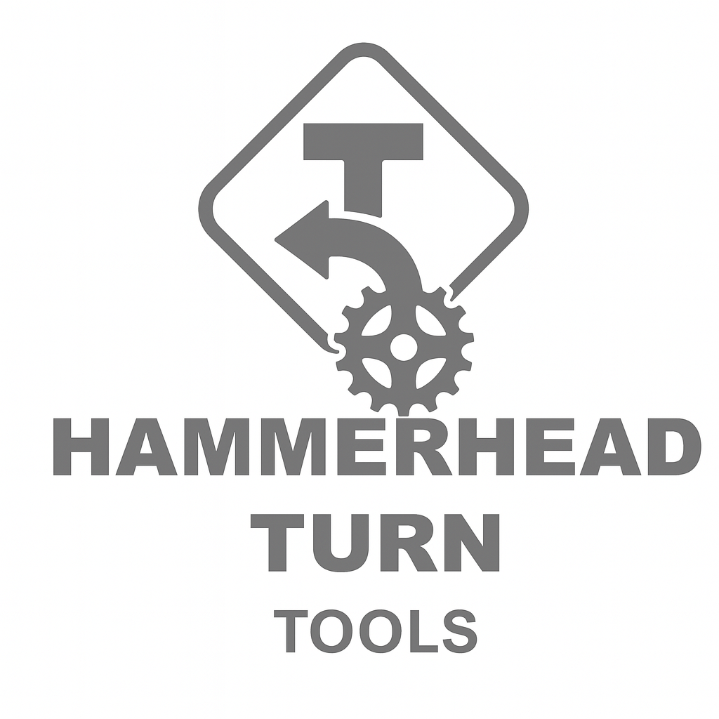 Logo von Hammerhead Turn Tools: graues Zahnrad, das sich unter einem T-förmigen Symbol dreht, in einer Raute. Der Text lautet „Hammerhead Turn Tools“.