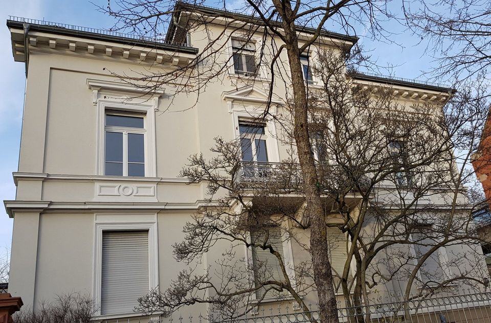 In Deutschland werden Putze und Fenster meist weiß ausgeführt, dabei