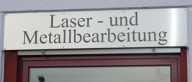 Fensterblende-Laserschriftzug