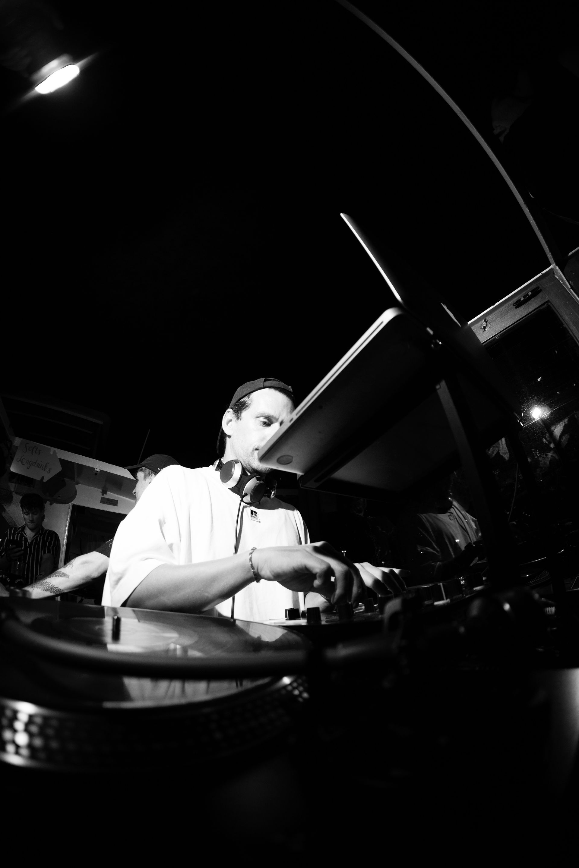 Hochzeitspaar auf der Barkasse vor der Elbphilharmonie