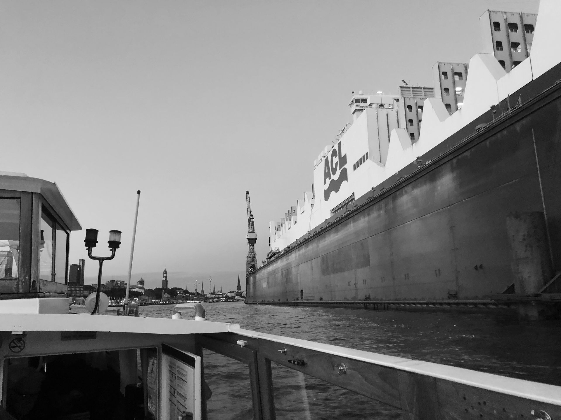 Barkassenfahrt mit professionellem Service und Crew