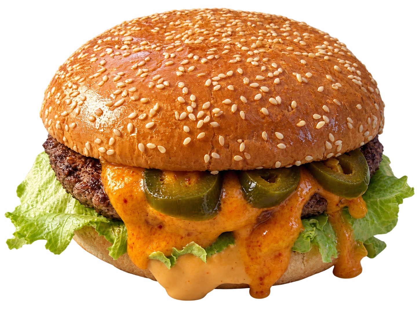 Burger mit Chilli-Cheese-Sauce, Jalapenos und Salat auf weißem Hintergrund