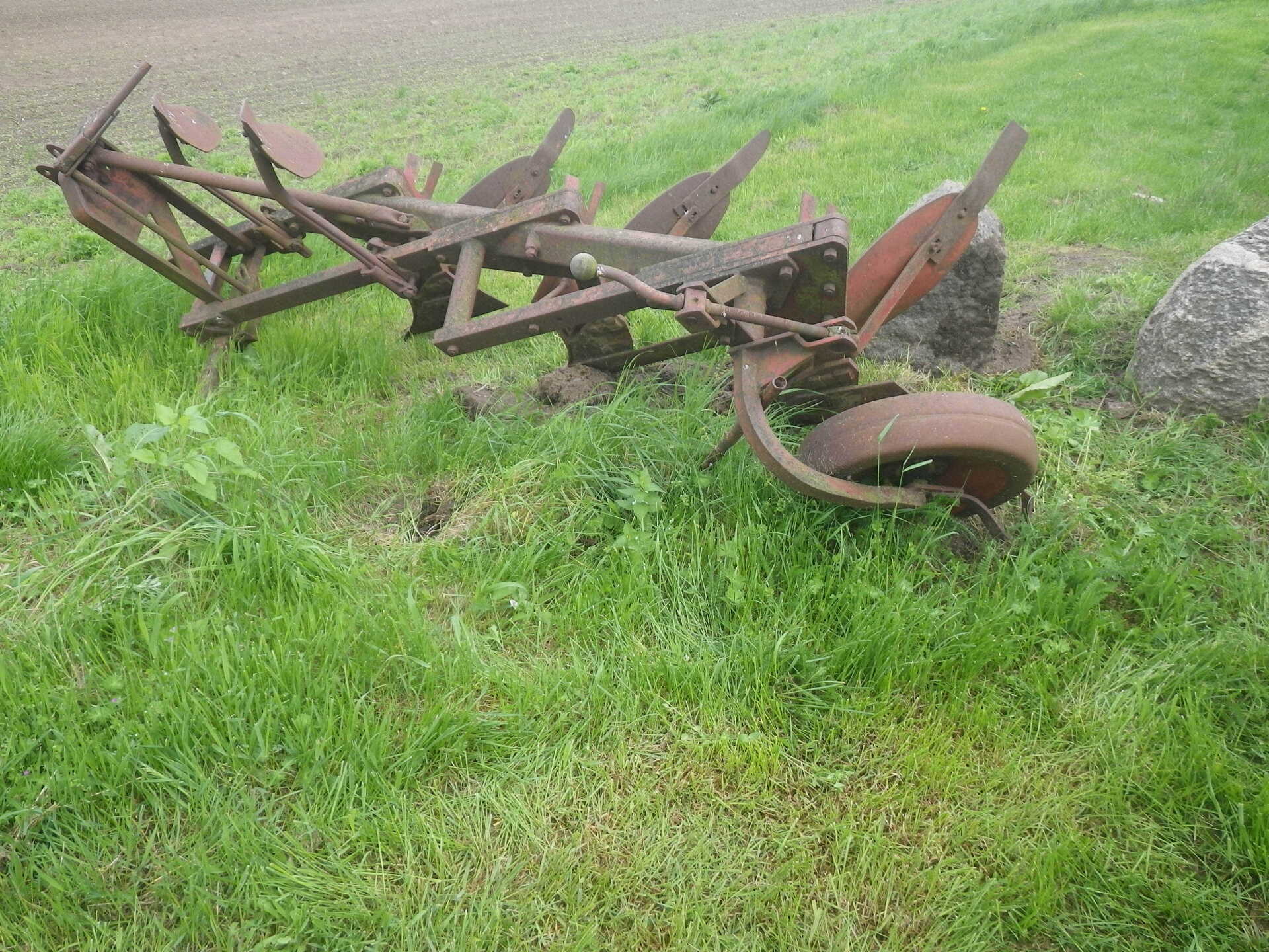 Ein alter Pflug versperrt den Weg
