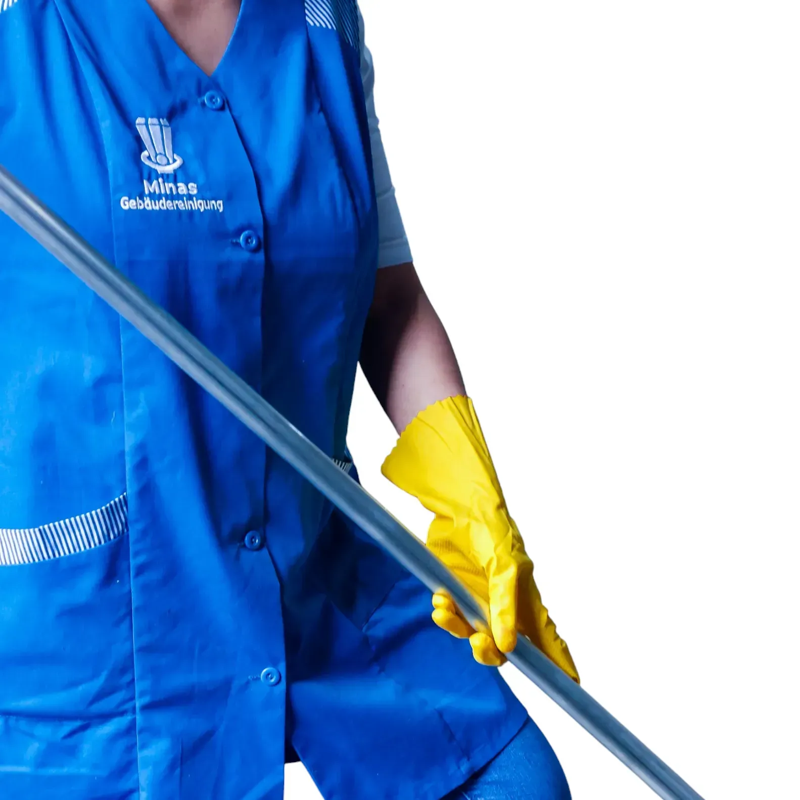 Eine Person in blauer Uniform und gelben Handschuhen hält einen Moppgriff.