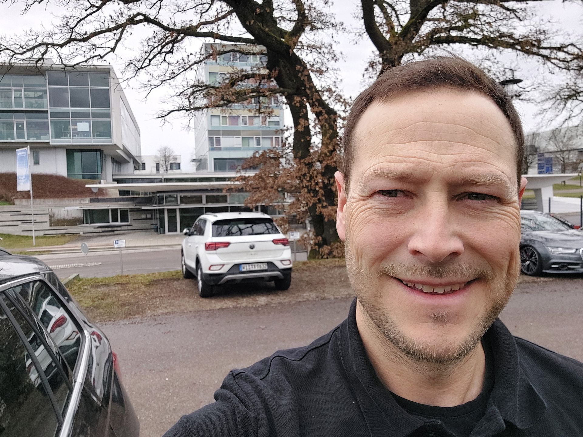 Manuel Kugler auf dem Parkplatz von Diehl Aviation Laupheim