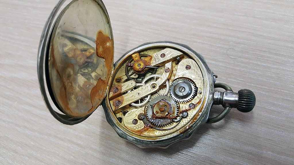 Auch Eine Kaputte Uhr Geht Zweimal Am Tag Richtig UHR DEFEKT ? | Unsere Uhrmacher helfen gerne