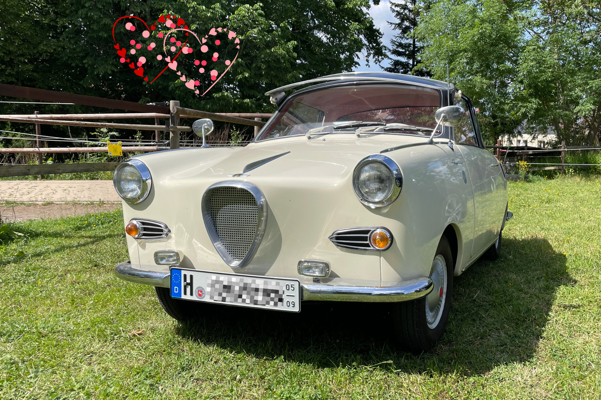 Das Goggomobil von 1963 ist ein tolles Fotomotiv für Trauungen im Sommer