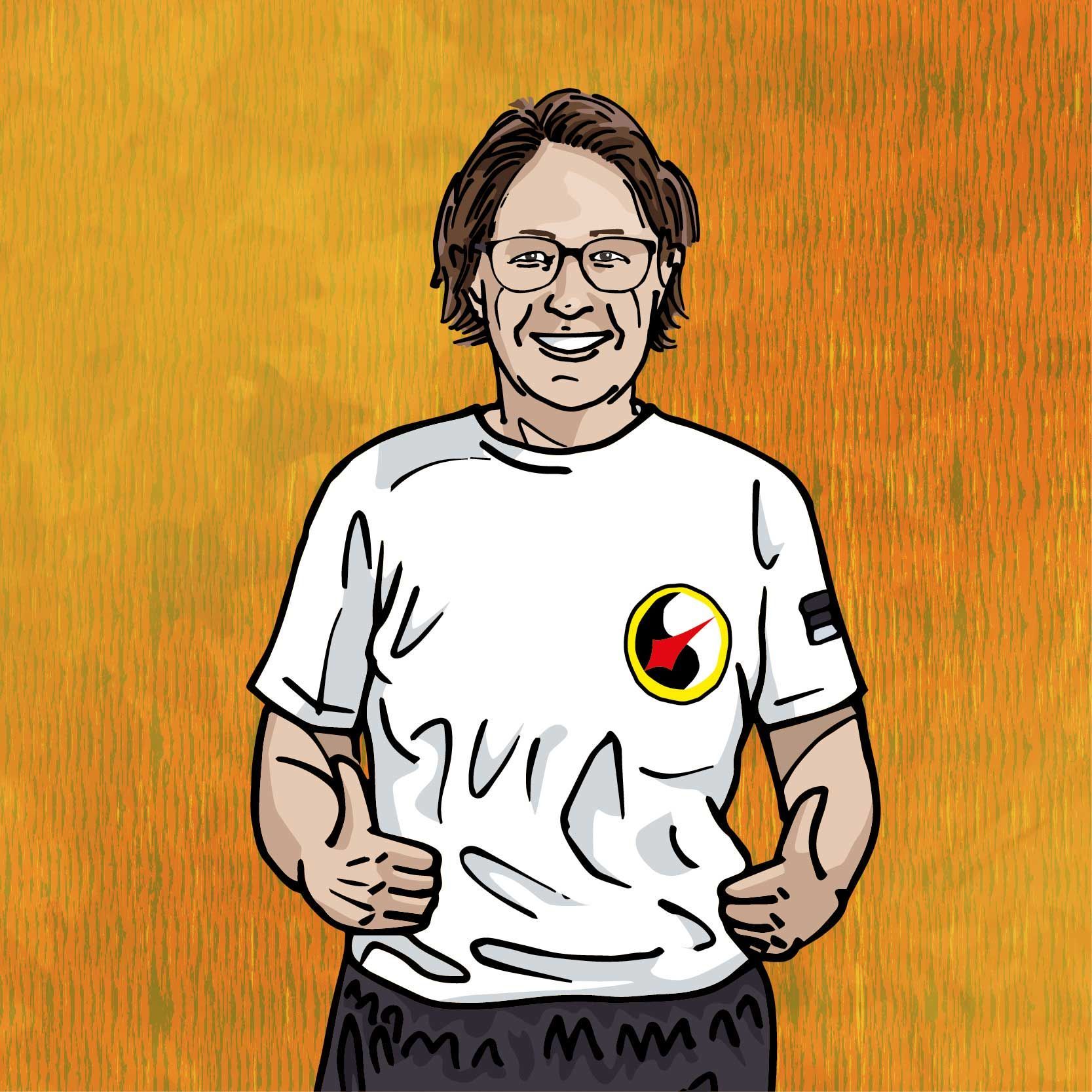 Person mit Brille, die den Daumen nach oben zeigt, trägt ein weißes Hemd mit Logo vor orangefarbenem Hintergrund.